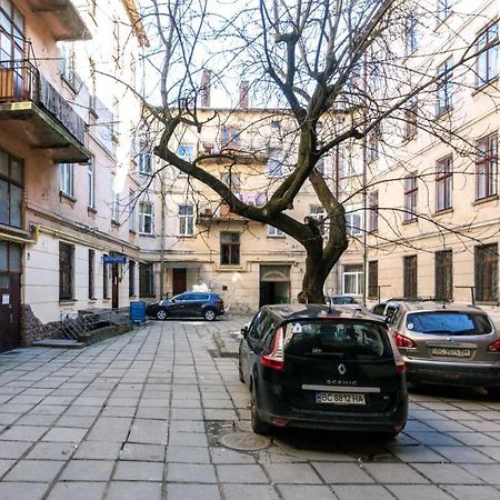 Зелені Апартаменти Біля Оперного Театру Flat In The City Center Lviv Exterior photo